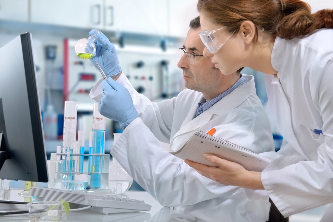 MyCond MHDM-3S 研究室で化学試薬を扱う研究者たち