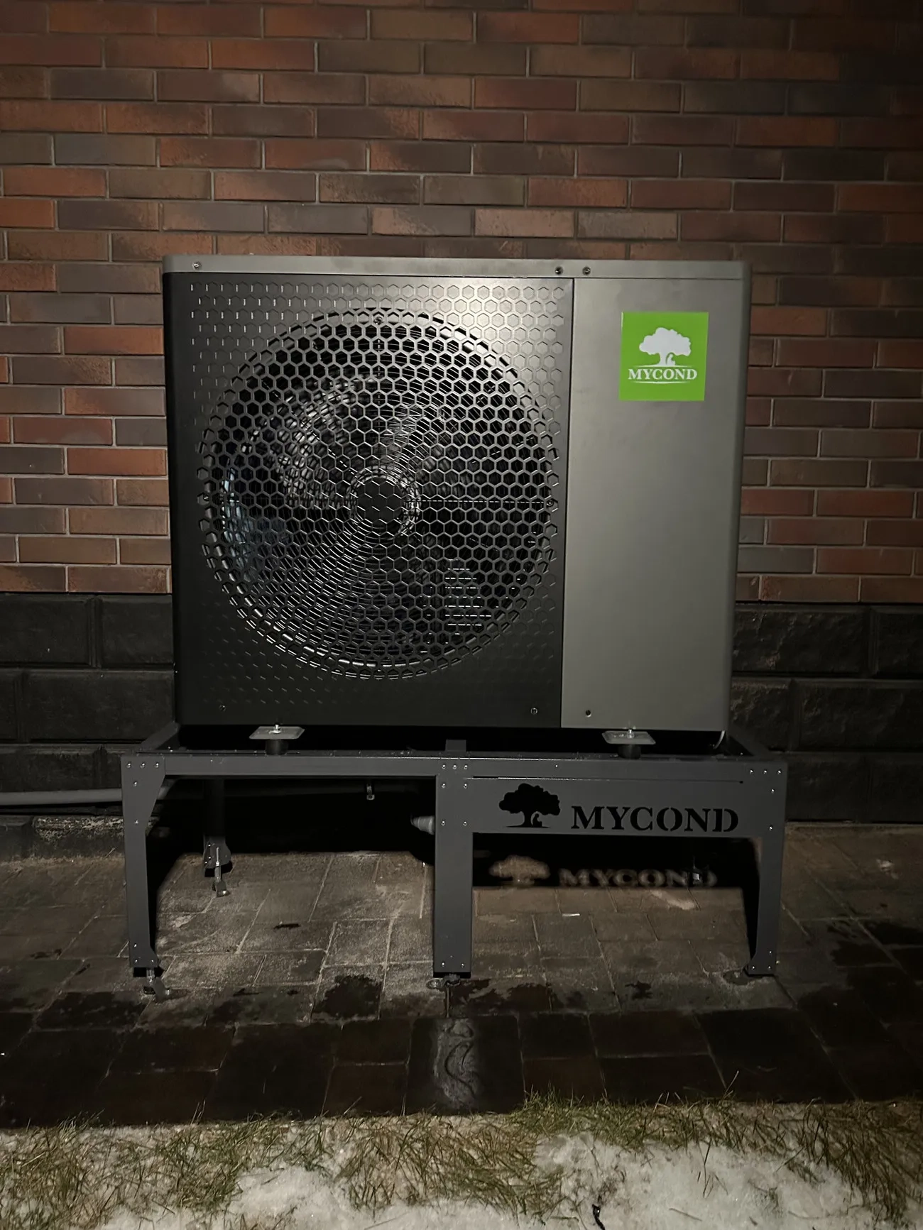 Mycond SplitヒートポンプBeeHeat MHS-U12BHを備えたカントリーコテージ