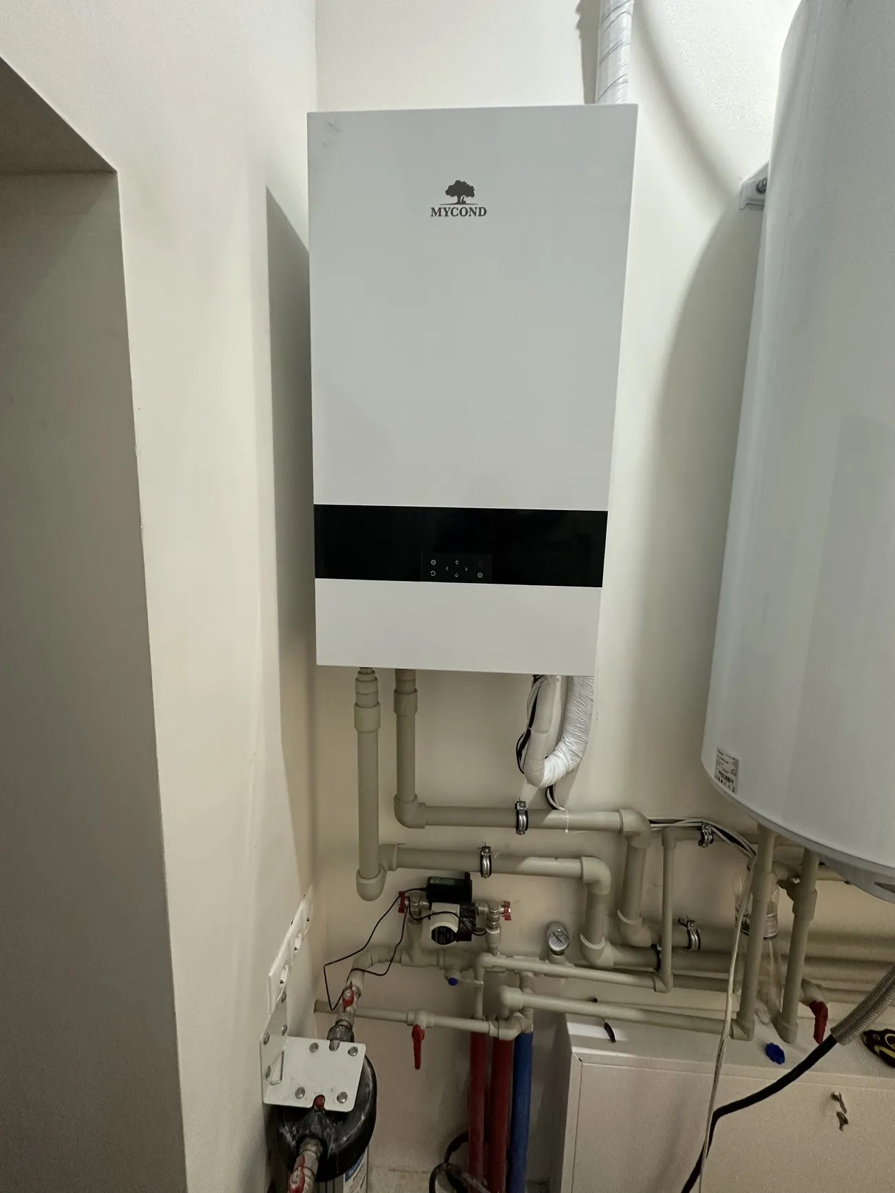 Mycond SplitヒートポンプBeeHeat MHS-U14BHを備えた戸建てヴィラ