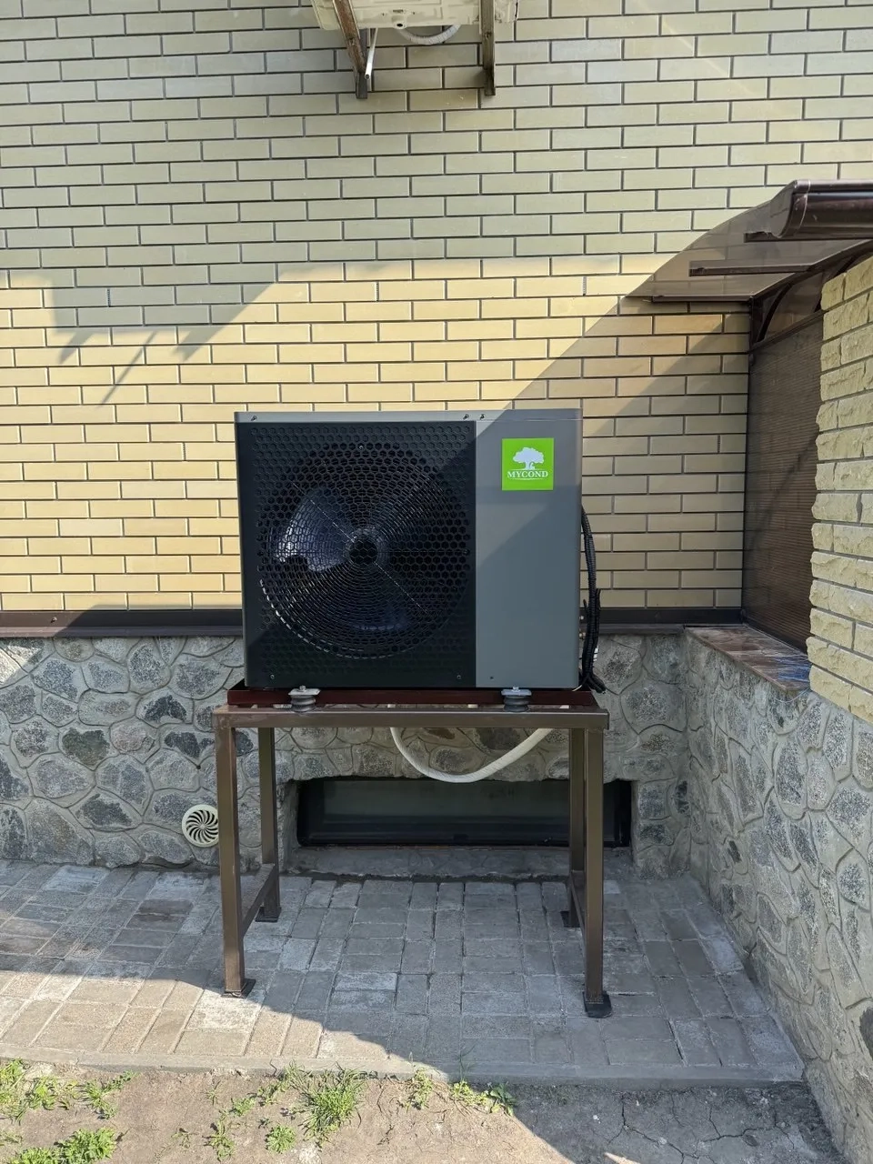 Mycond SplitヒートポンプBeeHeatシリーズを備えたコテージ