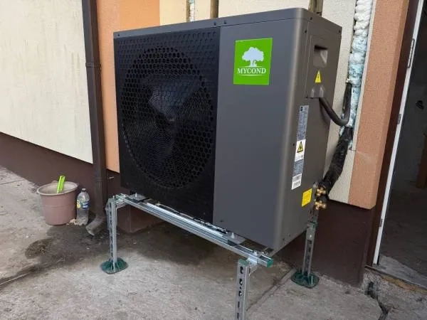 Mycond SplitヒートポンプBeeHeatシリーズを備えたタウンハウス