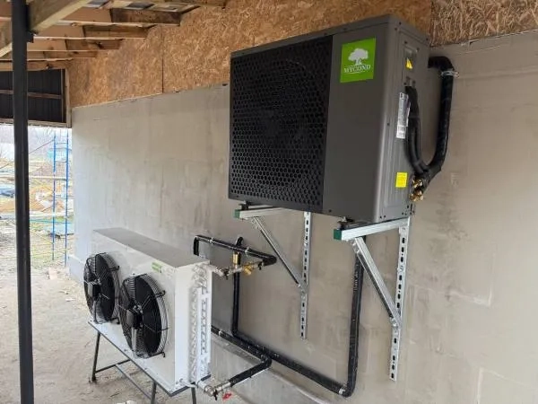 Mycond SplitヒートポンプBeeHeatシリーズを備えた郊外住宅