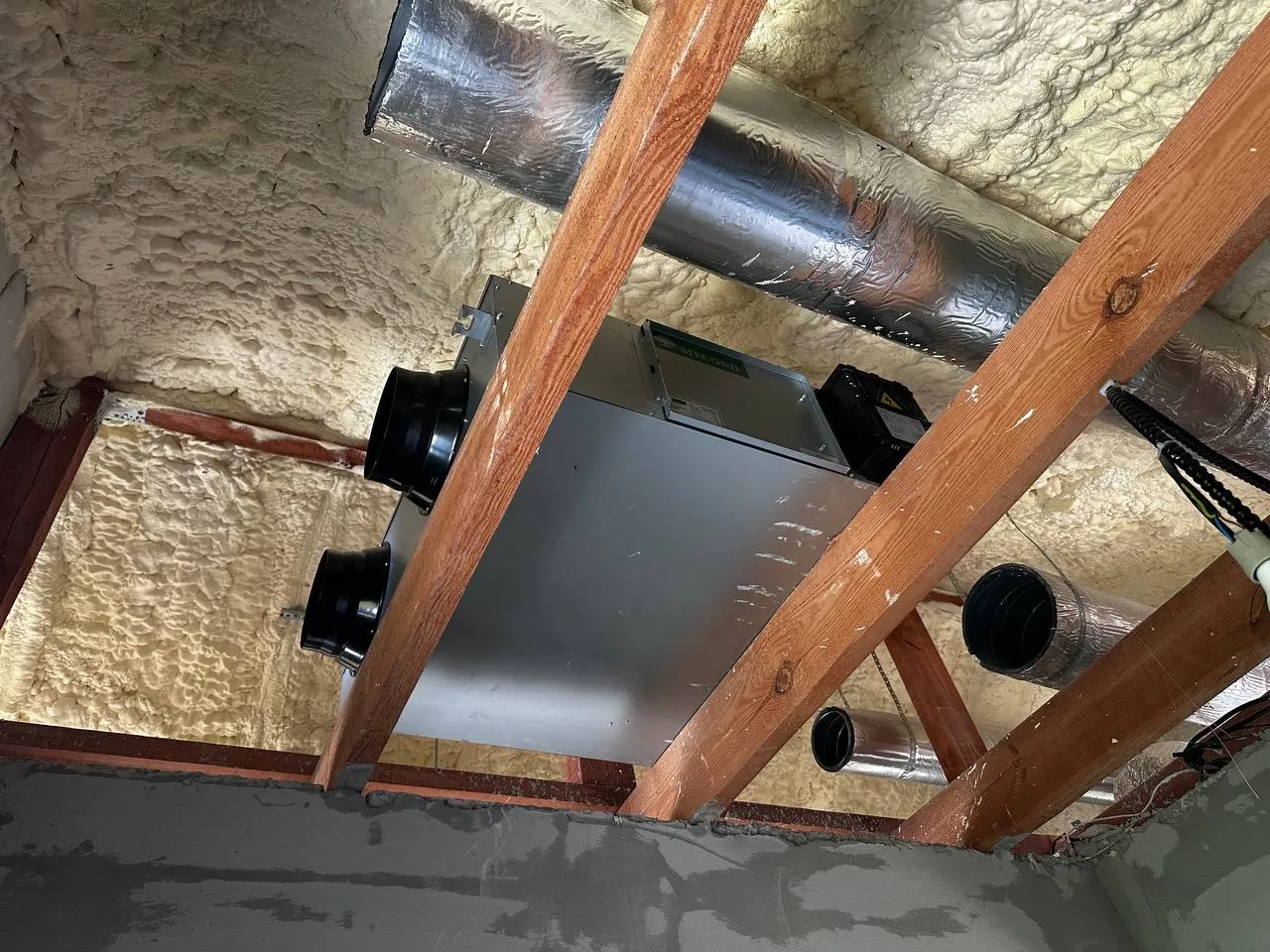 Mycondエネルギー回収換気ユニットMVS DWを備えた製造ホール