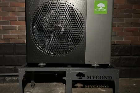 Mycond SplitヒートポンプBeeHeat MHS-U12BHを備えたカントリーコテージ