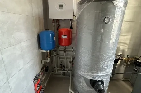 Mycond SplitヒートポンプBeeHeat MHS-U12BHを備えた戸建てヴィラ