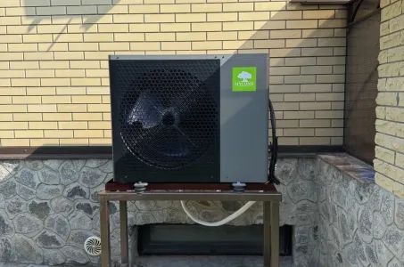 Mycond SplitヒートポンプBeeHeatシリーズを備えたコテージ