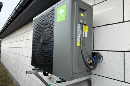 Mycond SplitヒートポンプBeeHeatシリーズを備えた戸建てヴィラ