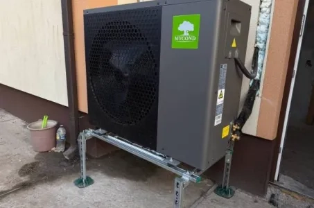 Mycond SplitヒートポンプBeeHeatシリーズを備えたタウンハウス